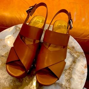 Never worn Marc Fisher wedge size 8